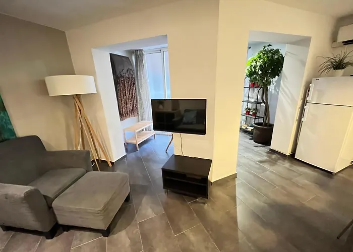 Gorgeous Apartment In Downtown